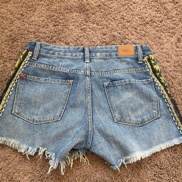 BDG Mid Rise Freja Vintage Fit Cutoffs Denim Shorts Size 26 - Picture 4 of 7